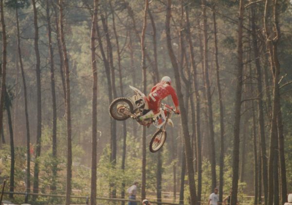 Hollanti Halle GP-125 1990 Mike Healey liitää